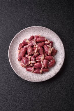 Tuzlu, baharatlı ve çimento kaplı çiğ tavuk kalbi.