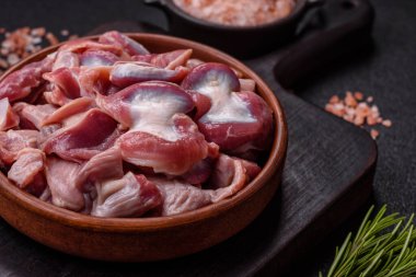 Tuzlu, baharatlı ve çimento kaplı çiğ tavuk ya da hindi taşlıkları.