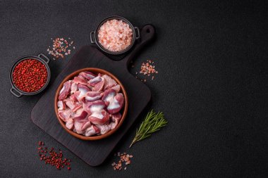 Tuzlu, baharatlı ve çimento kaplı çiğ tavuk ya da hindi taşlıkları.