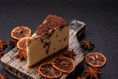 Üzerine çikolata kırıntıları serpiştirilmiş mascarpone peyniri serpiştirilmiş lezzetli bir cheesecake.