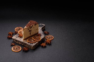 Üzerine çikolata kırıntıları serpiştirilmiş mascarpone peyniri serpiştirilmiş lezzetli bir cheesecake.