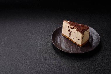 Üzerine çikolata kırıntıları serpiştirilmiş mascarpone peyniri serpiştirilmiş lezzetli bir cheesecake.
