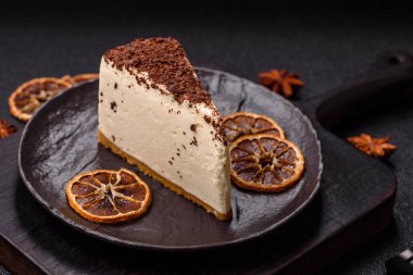 Üzerine çikolata kırıntıları serpiştirilmiş mascarpone peyniri serpiştirilmiş lezzetli bir cheesecake.