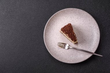 Üzerine çikolata kırıntıları serpiştirilmiş mascarpone peyniri serpiştirilmiş lezzetli bir cheesecake.