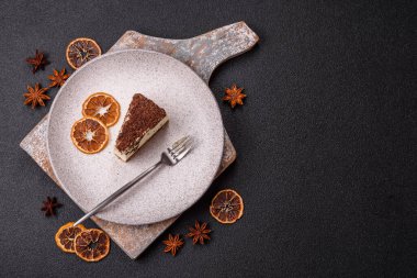 Üzerine çikolata kırıntıları serpiştirilmiş mascarpone peyniri serpiştirilmiş lezzetli bir cheesecake.