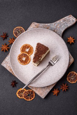 Üzerine çikolata kırıntıları serpiştirilmiş mascarpone peyniri serpiştirilmiş lezzetli bir cheesecake.