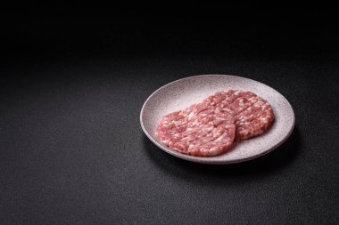 Taze çiğ et ya da tuzlu ve baharatlı domuz burger köftesi.