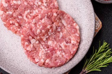 Taze çiğ et ya da tuzlu ve baharatlı domuz burger köftesi.