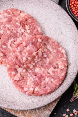 Taze çiğ et ya da tuzlu ve baharatlı domuz burger köftesi.