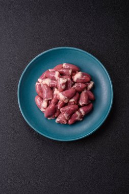 Tuzlu, baharatlı ve çimento kaplı çiğ tavuk kalbi.