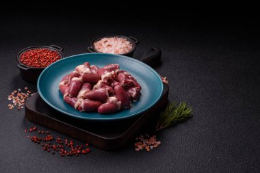 Tuzlu, baharatlı ve çimento kaplı çiğ tavuk kalbi.