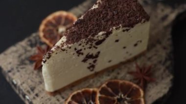 Üzerine çikolata kırıntıları serpiştirilmiş mascarpone peyniri serpiştirilmiş lezzetli bir cheesecake.