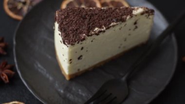 Üzerine çikolata kırıntıları serpiştirilmiş mascarpone peyniri serpiştirilmiş lezzetli bir cheesecake.