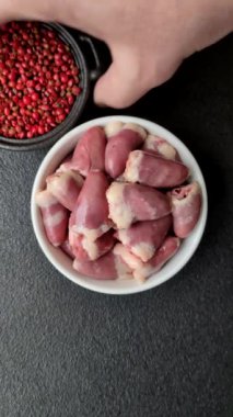 Tuzlu, baharatlı ve çimento kaplı çiğ tavuk kalbi.