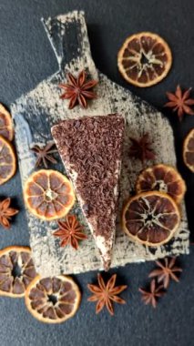 Üzerine çikolata kırıntıları serpiştirilmiş mascarpone peyniri serpiştirilmiş lezzetli bir cheesecake.