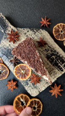 Üzerine çikolata kırıntıları serpiştirilmiş mascarpone peyniri serpiştirilmiş lezzetli bir cheesecake.