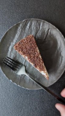 Üzerine çikolata kırıntıları serpiştirilmiş mascarpone peyniri serpiştirilmiş lezzetli bir cheesecake.