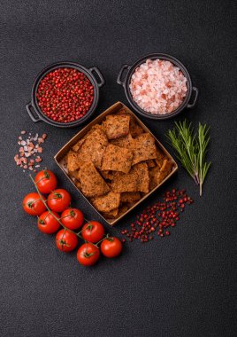 Tohumlar, tanecikler, tuz, baharatlar ve çimento kaplı ev yapımı çıtır kahverengi ekmek cipsleri.