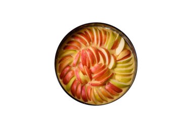 Beyaz arka planda pişirmek için hazırlanmış kalıplı çiğ elmalı turta.