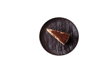 Beyaz arka planda çikolata kırıntıları serpiştirilmiş peynirli nefis bir peynirli kek.