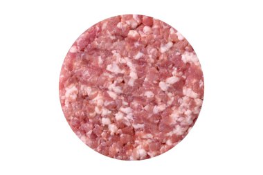 Taze çiğ et ya da domuz burger köftesi, beyaz arka planda tuz ve baharatlar.