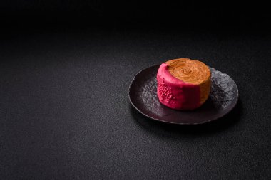 Yuvarlak New York rulo kruvasan ahududu kremalı koyu beton arka planda