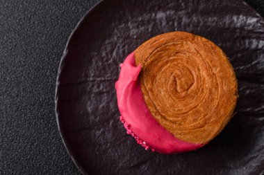 Yuvarlak New York rulo kruvasan ahududu kremalı koyu beton arka planda