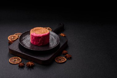 Yuvarlak New York rulo kruvasan ahududu kremalı koyu beton arka planda