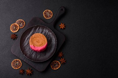 Yuvarlak New York rulo kruvasan ahududu kremalı koyu beton arka planda