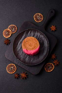 Yuvarlak New York rulo kruvasan ahududu kremalı koyu beton arka planda