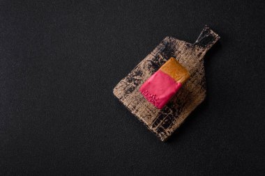 Yuvarlak New York rulo kruvasan ahududu kremalı koyu beton arka planda