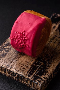 Yuvarlak New York rulo kruvasan ahududu kremalı koyu beton arka planda