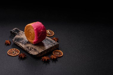 Yuvarlak New York rulo kruvasan ahududu kremalı koyu beton arka planda