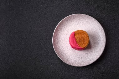 Yuvarlak New York rulo kruvasan ahududu kremalı koyu beton arka planda