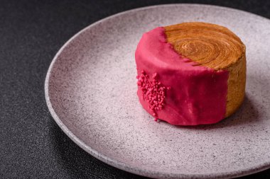 Yuvarlak New York rulo kruvasan ahududu kremalı koyu beton arka planda