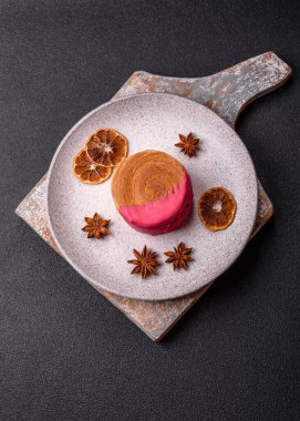 Yuvarlak New York rulo kruvasan ahududu kremalı koyu beton arka planda