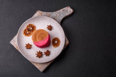 Yuvarlak New York rulo kruvasan ahududu kremalı koyu beton arka planda