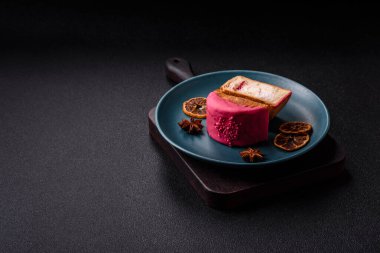 Yuvarlak New York rulo kruvasan ahududu kremalı koyu beton arka planda