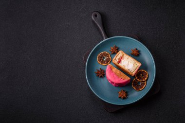 Yuvarlak New York rulo kruvasan ahududu kremalı koyu beton arka planda