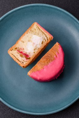 Yuvarlak New York rulo kruvasan ahududu kremalı koyu beton arka planda