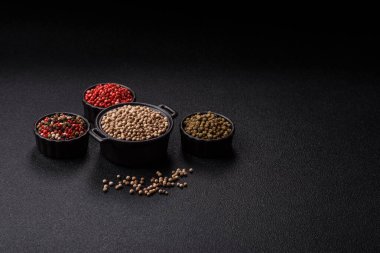 Koyu beton arka planda seramik bir kasede tüm baharatlar beyaz.