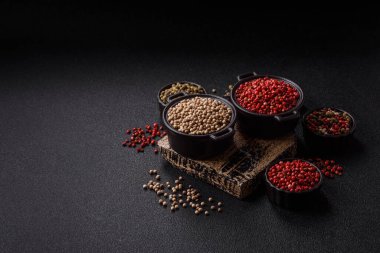 Koyu beton arka planda seramik bir kasede tüm baharatlar beyaz.