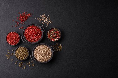 Koyu beton arka planda seramik bir kasede tüm baharatlar beyaz.