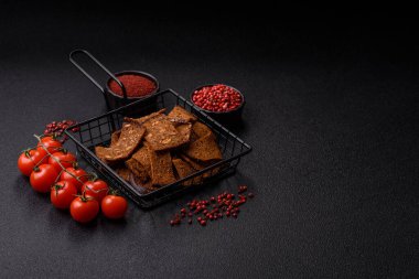 Tohumlar, tanecikler, tuz, baharatlar ve çimento kaplı ev yapımı çıtır kahverengi ekmek cipsleri.