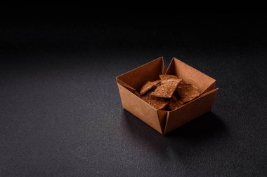 Tohumlar, tanecikler, tuz, baharatlar ve çimento kaplı ev yapımı çıtır kahverengi ekmek cipsleri.