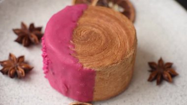 Yuvarlak New York rulo kruvasan ahududu kremalı koyu beton arka planda