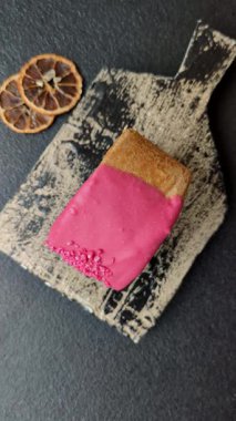 Yuvarlak New York rulo kruvasan ahududu kremalı koyu beton arka planda