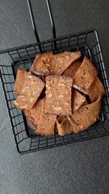 Tohumlar, tanecikler, tuz, baharatlar ve çimento kaplı ev yapımı çıtır kahverengi ekmek cipsleri.