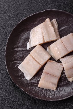 Ringa fileto tuzlu ve tuzlu, baharatlı ve yağlı koyu beton arka planda.