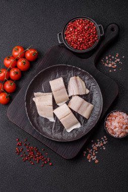 Ringa fileto tuzlu ve tuzlu, baharatlı ve yağlı koyu beton arka planda.